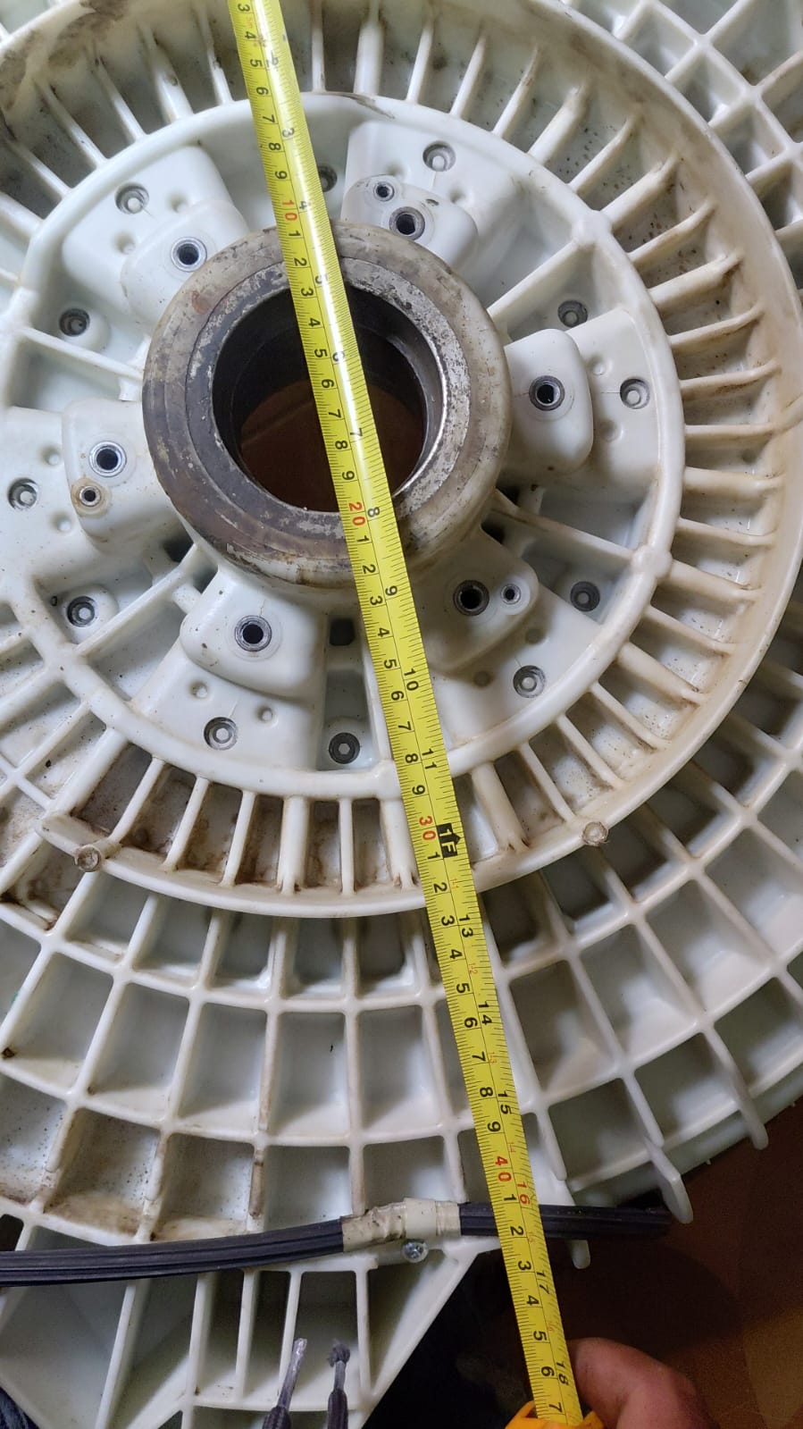Detalle de una pieza de lavadora y su medición